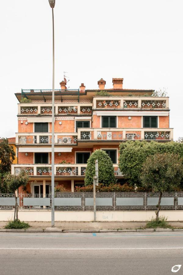 2-Bedroom Apt, With Balcony & Aircondition - 50 M From The Beach Marina di Pietrasanta Eksteriør billede