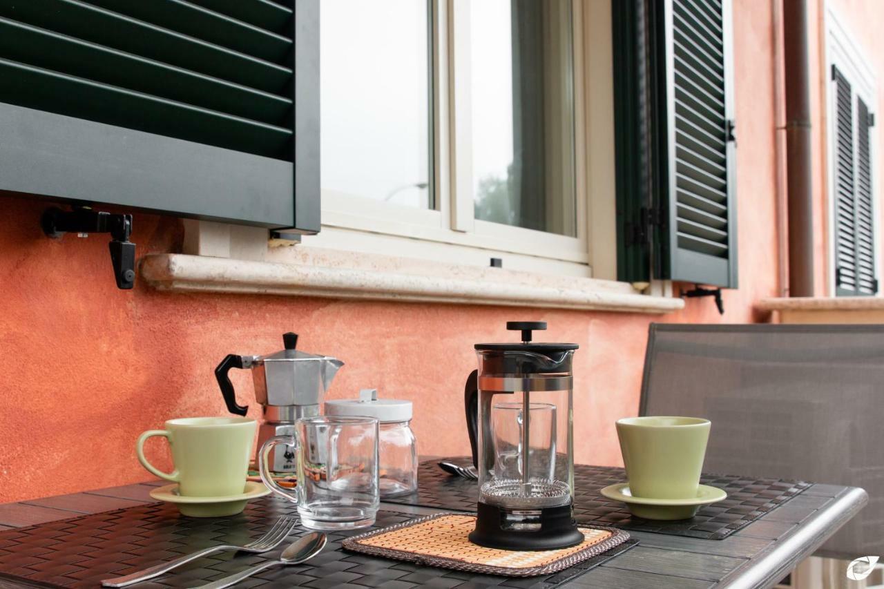 2-Bedroom Apt, With Balcony & Aircondition - 50 M From The Beach Marina di Pietrasanta Eksteriør billede