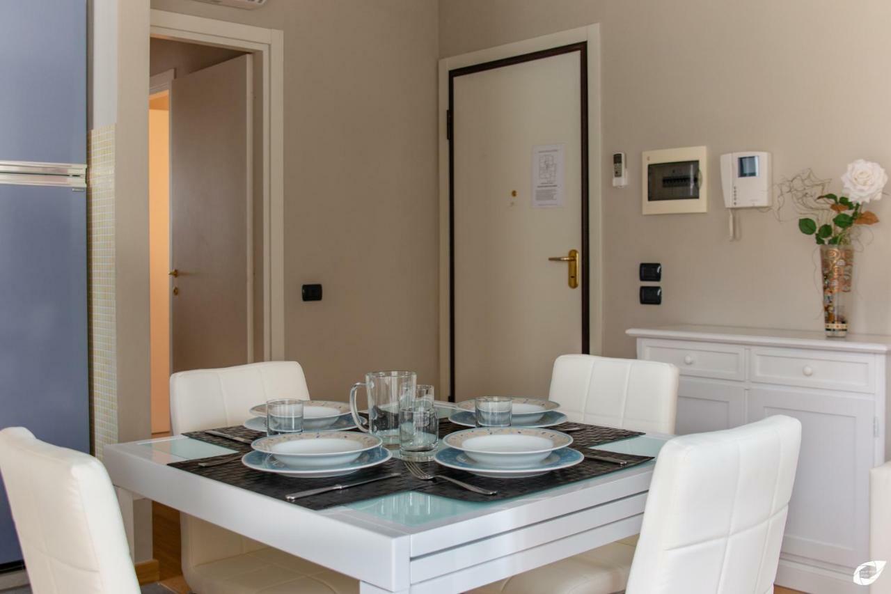 2-Bedroom Apt, With Balcony & Aircondition - 50 M From The Beach Marina di Pietrasanta Eksteriør billede